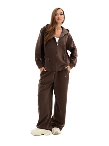 Коричневый костюм с цветной вышивкой на спине