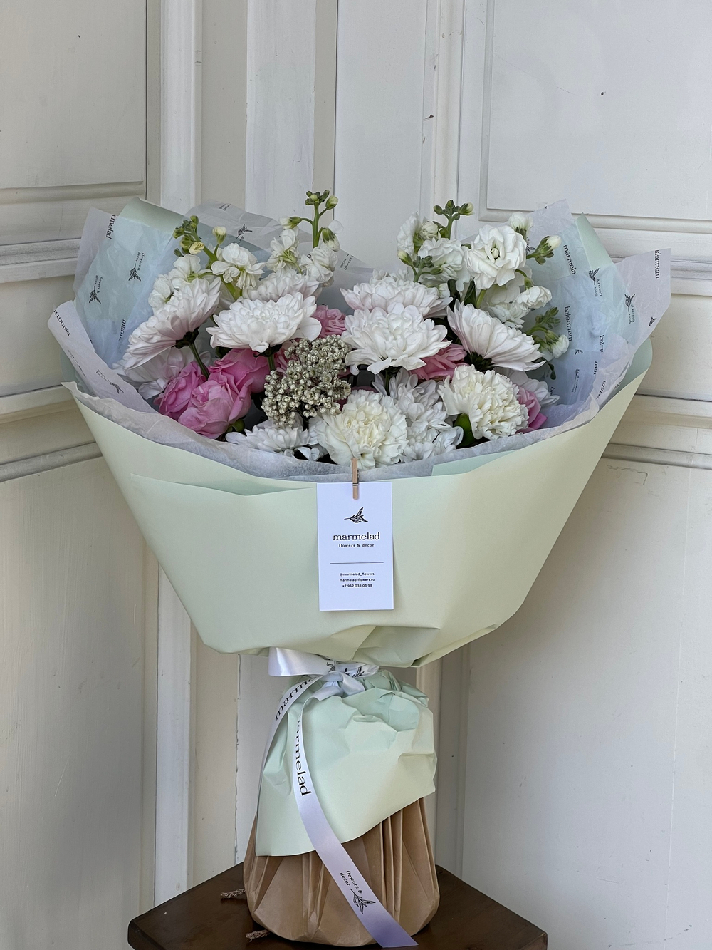 Букет из кустовой пионовидной розы, хризантемы и кустовой маттиолы