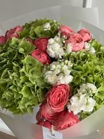 Букет сборный из гортензии, кустовых пионовидных роз и маттиолы