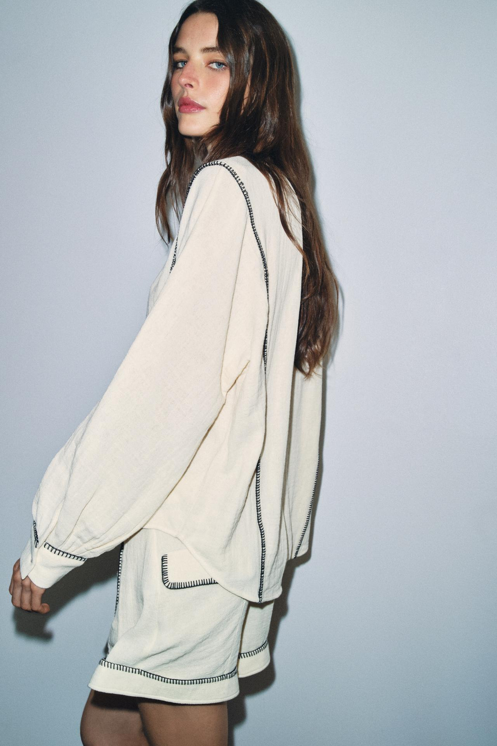 ZARA РУБАШКА В ДЕРЕВЕНСКОМ СТИЛЕ С ДЕКОРАТИВНОЙ СТРОЧКОЙ — ZW COLLECTION, ЭКРЮ