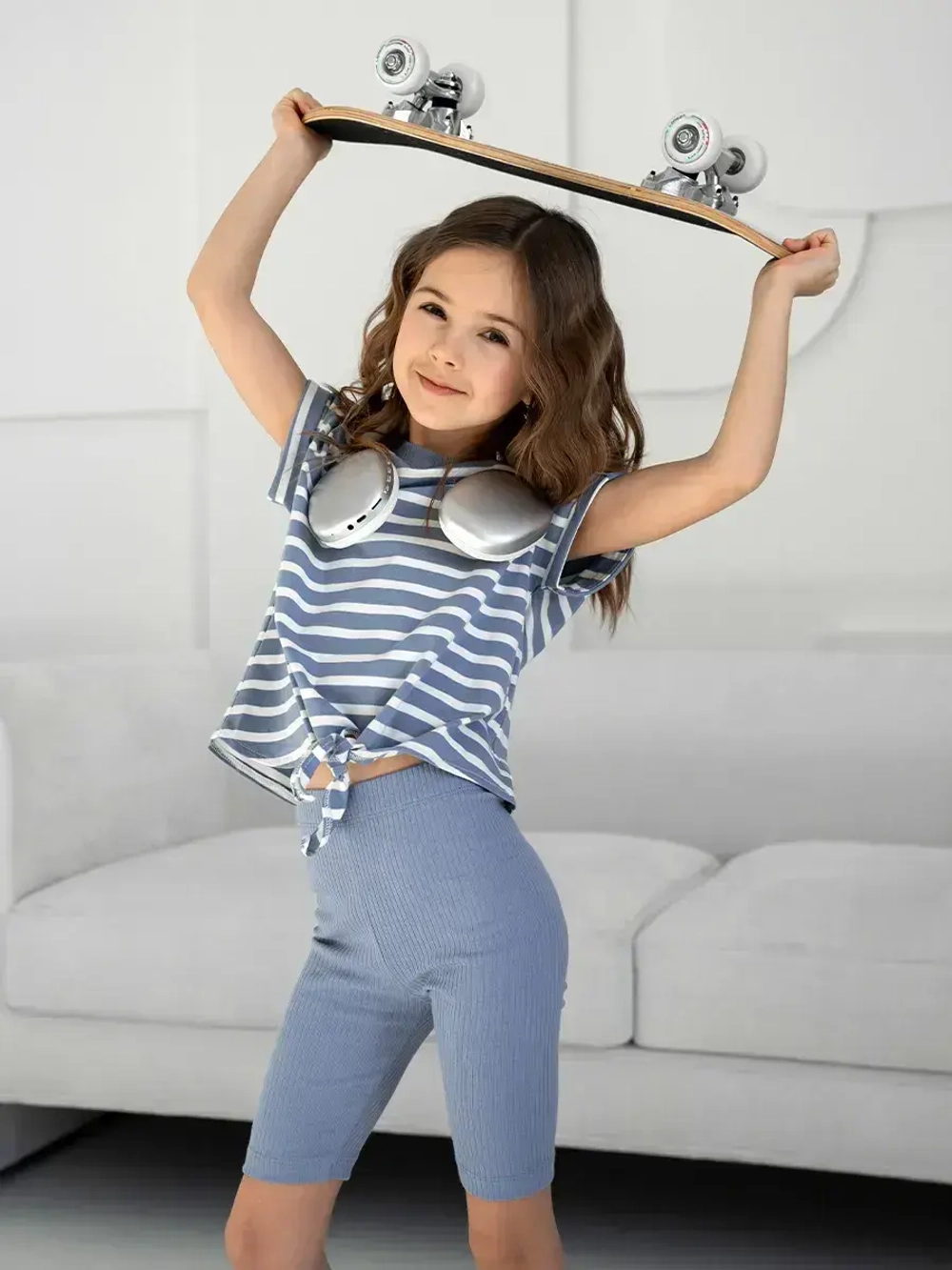 Голубой костюм для девочки на лето в полоску