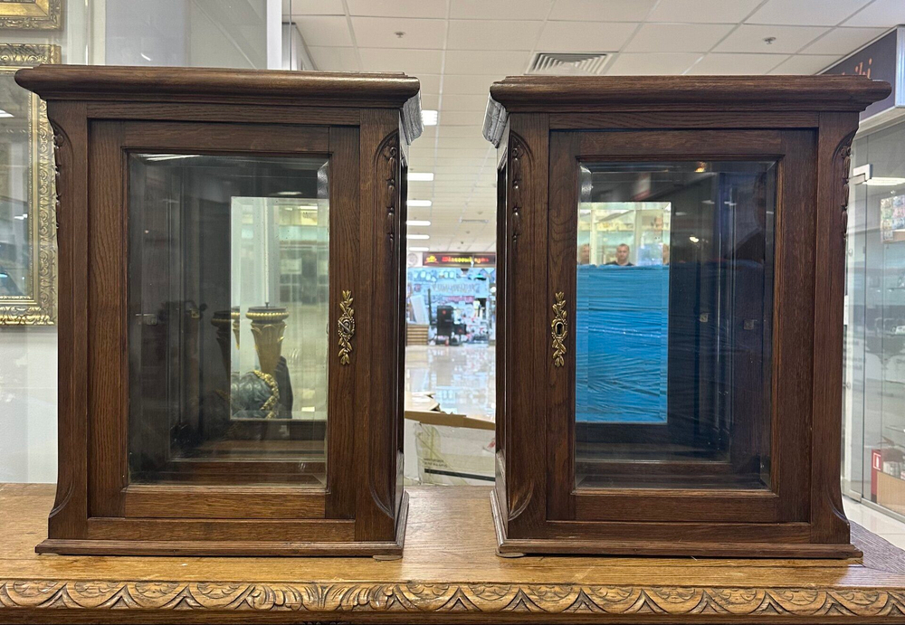 Пара старинных витрин