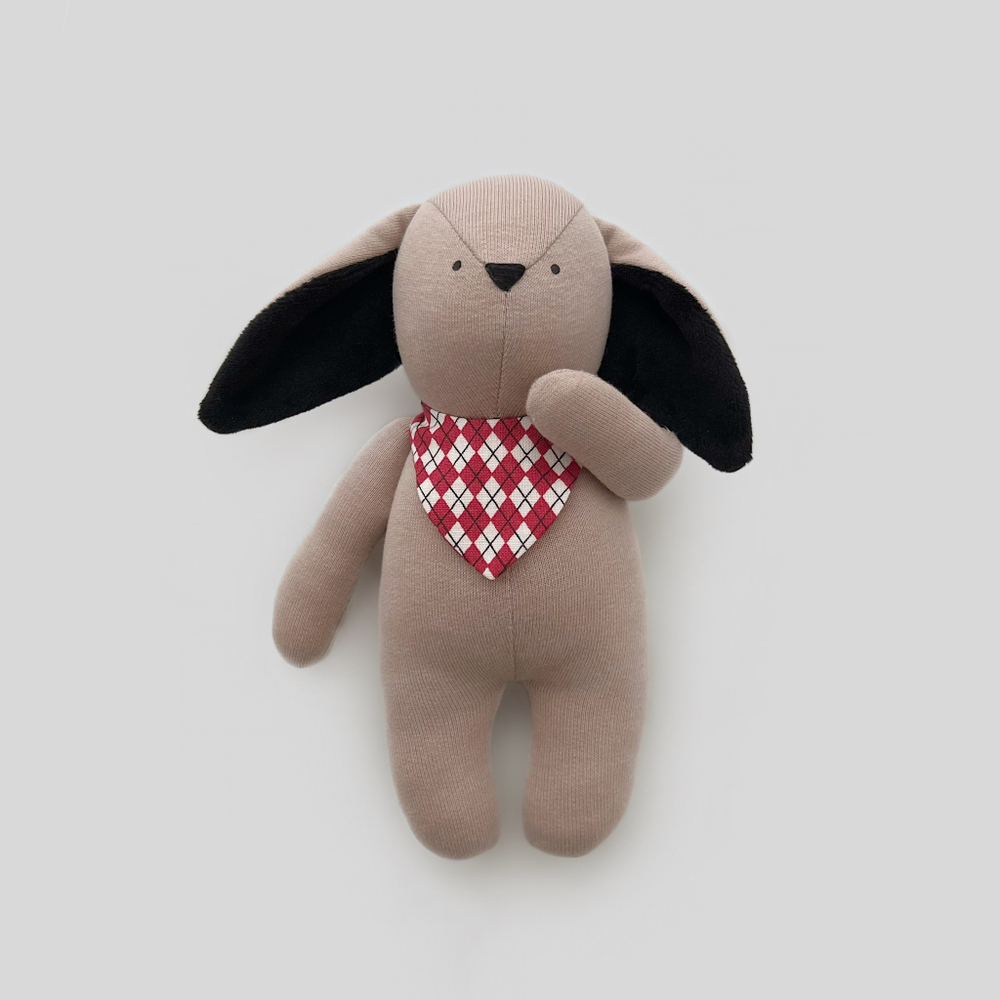 Зайчик бежевого цвета с черными ушками