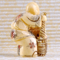 Нэцкэ Подросток с корзиной рыбы