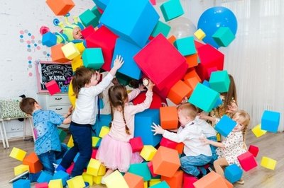 Поролоновые цветные кубики для батутной ямы