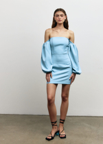 Голубое платье с открытыми плечами