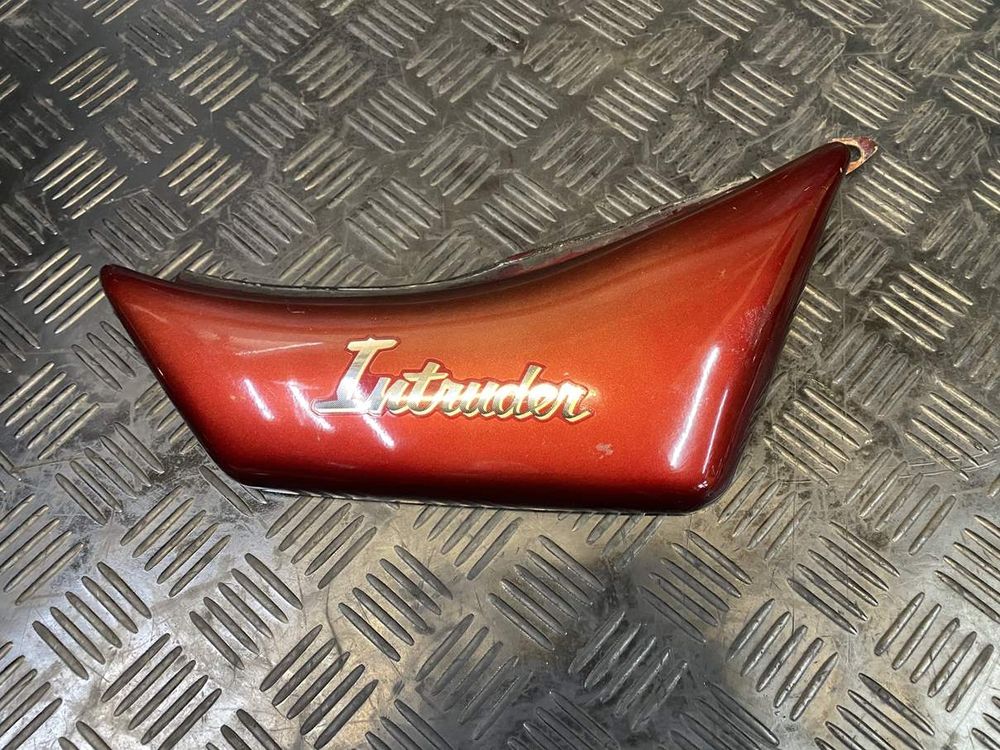 Крышка боковая правая Suzuki Intruder VS750 VR51A