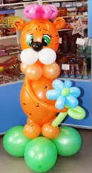 Тигрёнок с цветком