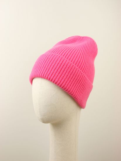 Шапка вязаная "Прогулка с корги", 100% шерсть ягнёнка, цвет маджента.