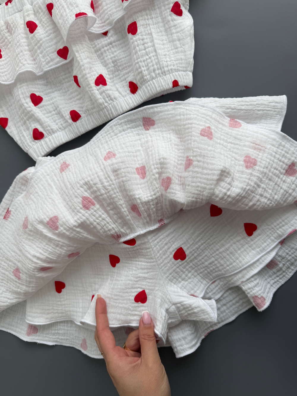 Костюм из муслина топ и юбка-шорты «Алые сердечки»