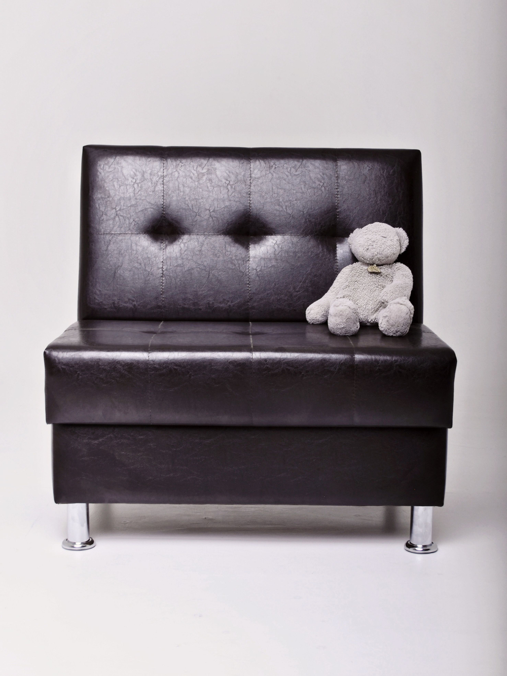 Стильный компактный диван Фабрики ОНИКС из практичного и износостойкого материала с оригинальным дизайном, вместительным ящиком для хранения, мягким наполнителем для дома, дачи и офиса