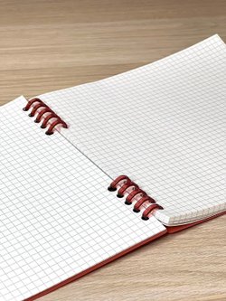 Блокнот квадратный в клетку 60л 195х210 мм красный (8808-014)