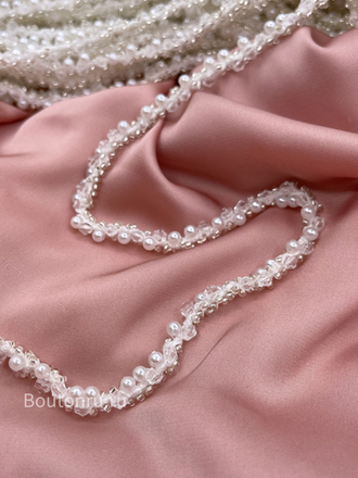 Тесьма белая с жемчугом бисером и биконусами 7 мм