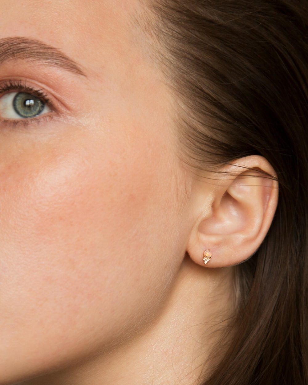 Moonka Серьги-пусеты из золота с опалом и бриллиантами