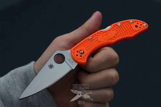 Нож складной Spyderco Delica Knife Flat Ground Orange C11FPOR c клинком из стали VG-10, рукоять FRN