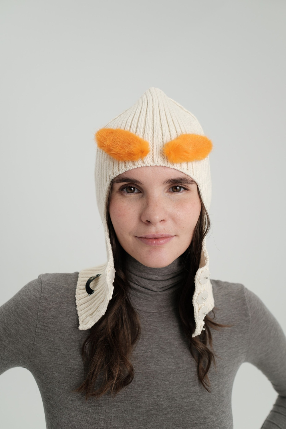 Молочная балаклава с оранжевыми бровями из меха норки