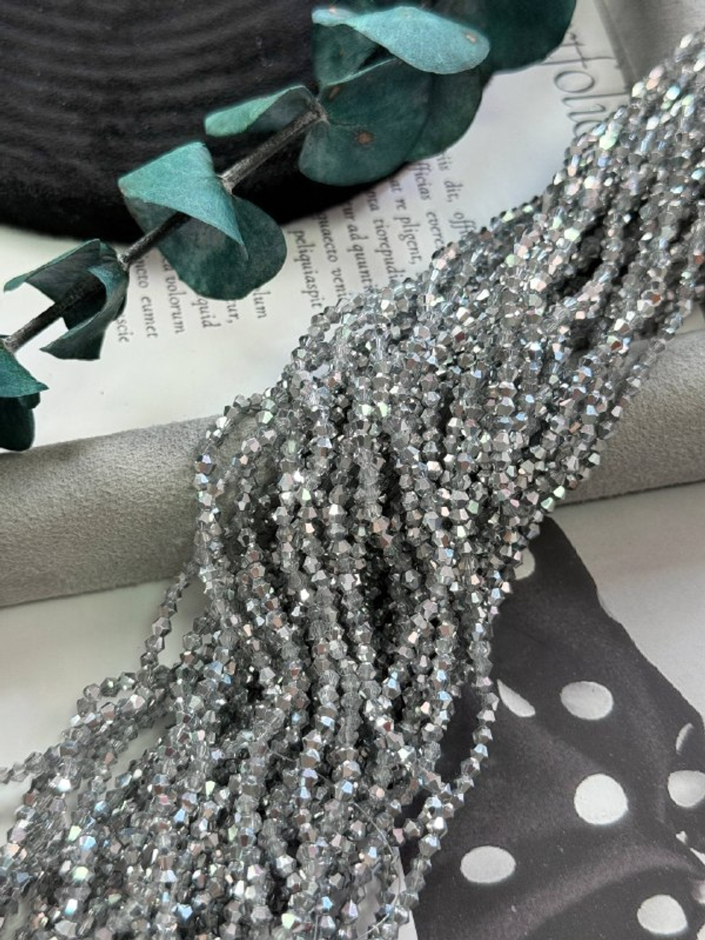 Биконусы 2 мм, Серебро кристалл, нить 35 см