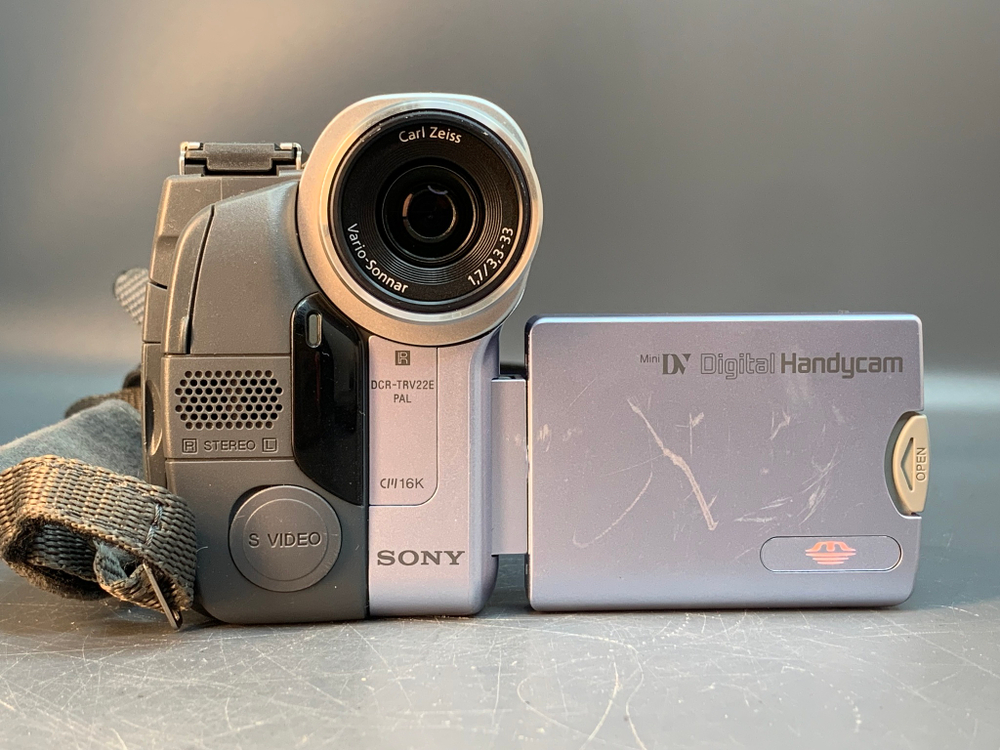Sony DCR-TRV22E слабо держит аккумулятор