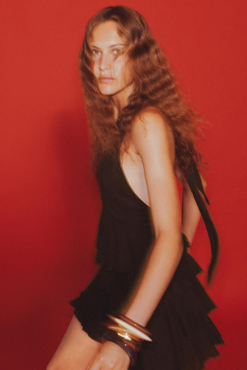 ZARA КОРОТКОЕ ПЛАТЬЕ С ОБОРАМИ, КОРИЧНЕВЫЙ