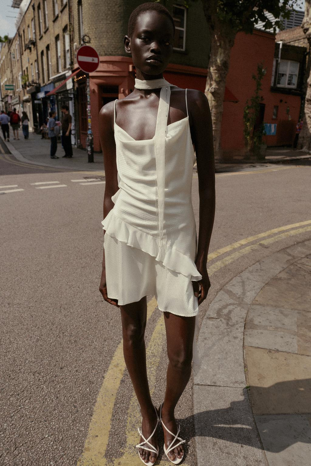 ZARA КОРОТКОЕ ПЛАТЬЕ С БЛЕСТКАМИ И ВОЛАНАМИ, ЭКРЮ