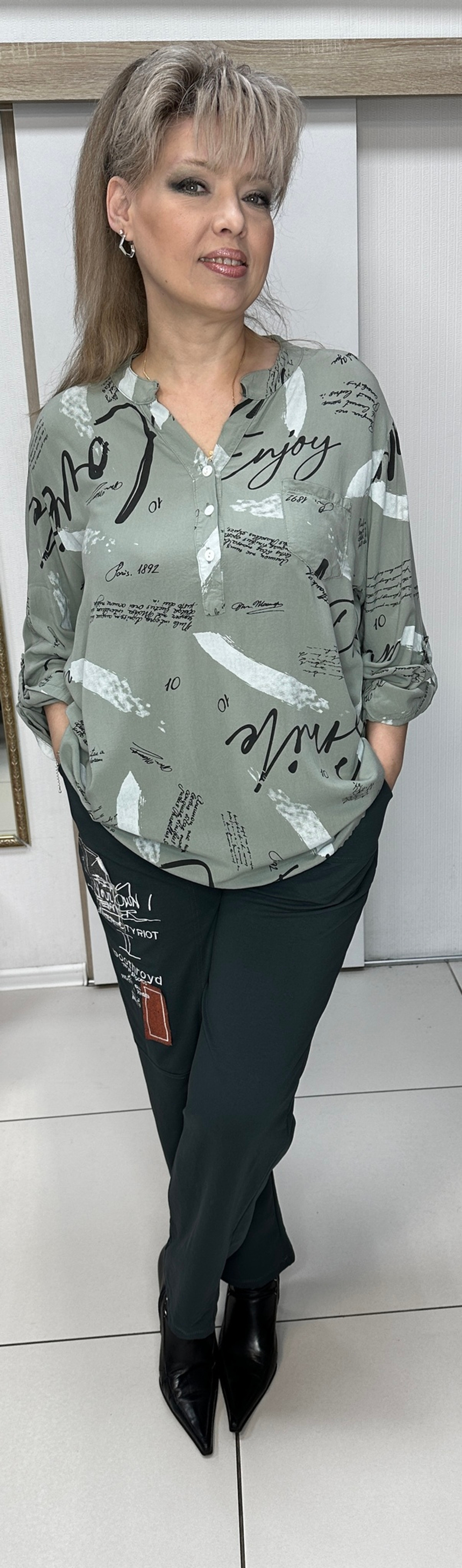 Белая итальянская рубашка с "газетным" принтом