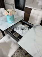 Стеклянный раздвижной стол "Итальянский мрамор" и стулья "ГУЧИ" белый