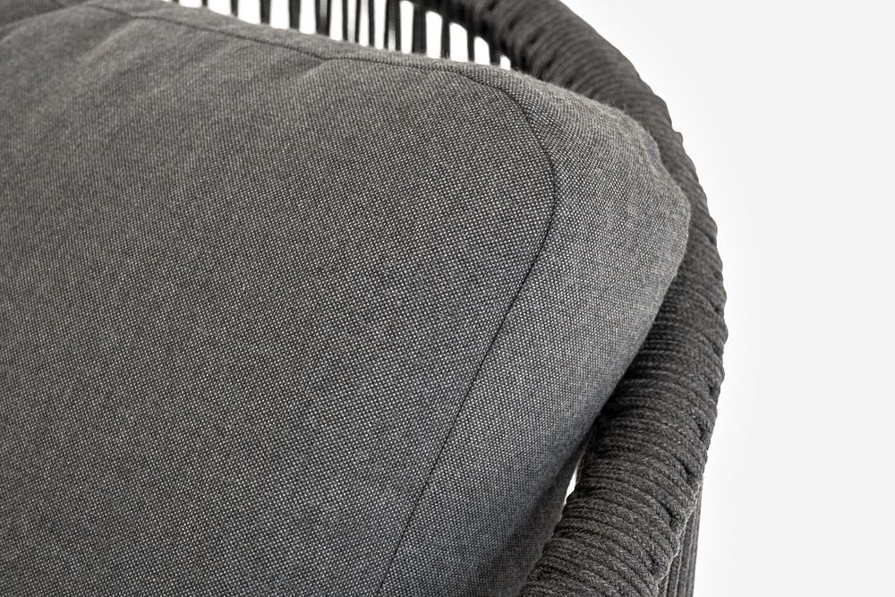 "Верона" кресло плетеное из роупа, каркас алюминий темно-серый (RAL7024) муар, роуп темно-серый круглый, ткань темно-серая 027 высота посадки 43,5 см