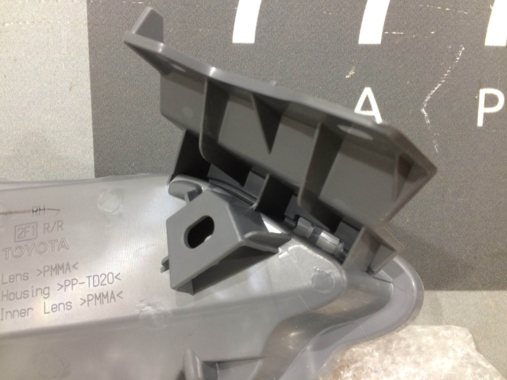 Катафот задний правый RAV4 XA40 12-15 Новый Оригинал 8148042040