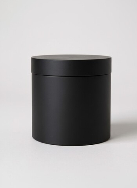 Плотная шляпная коробка с крышкой без лент. Цвет; Черный.