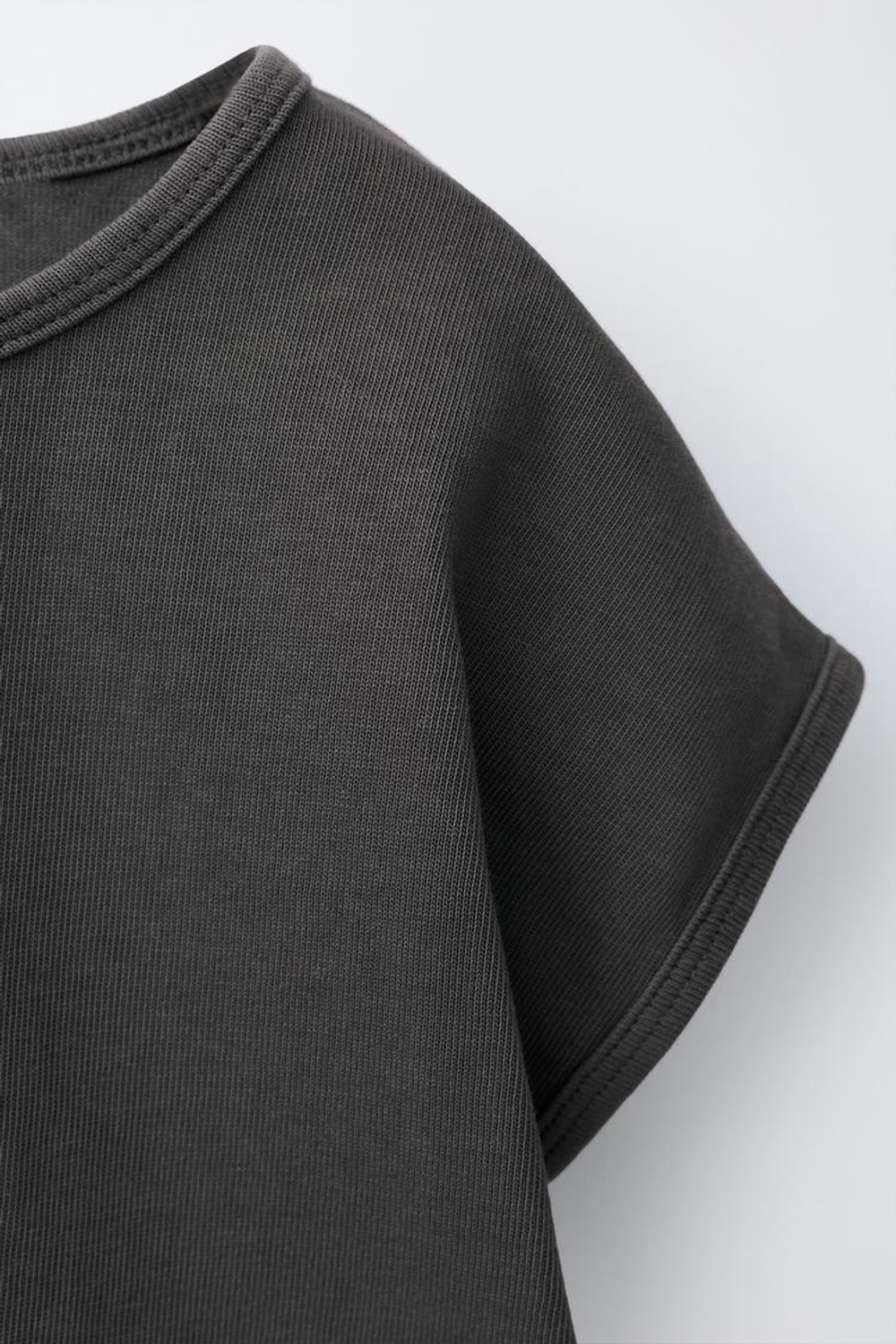 ZARA КОМПЛЕКТ ИЗ ФУТБОЛКИ И ШОРТОВ-БЕРМУДОВ, ТЕМНЫЙ АНТРАЦИТ