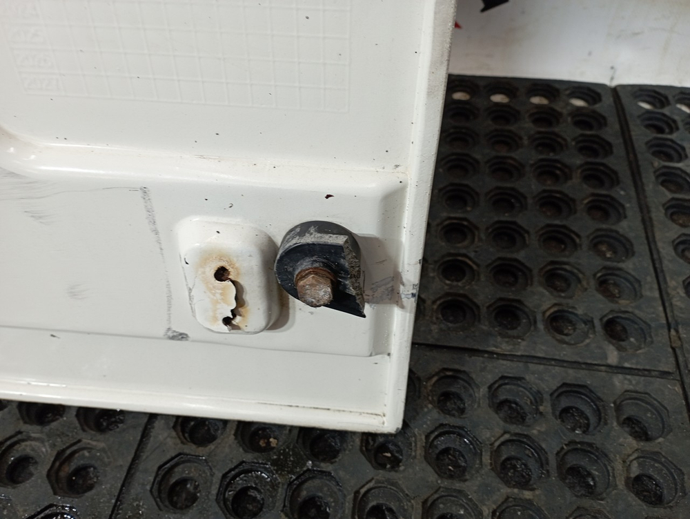 Спойлер кабины боковой левый 2023г