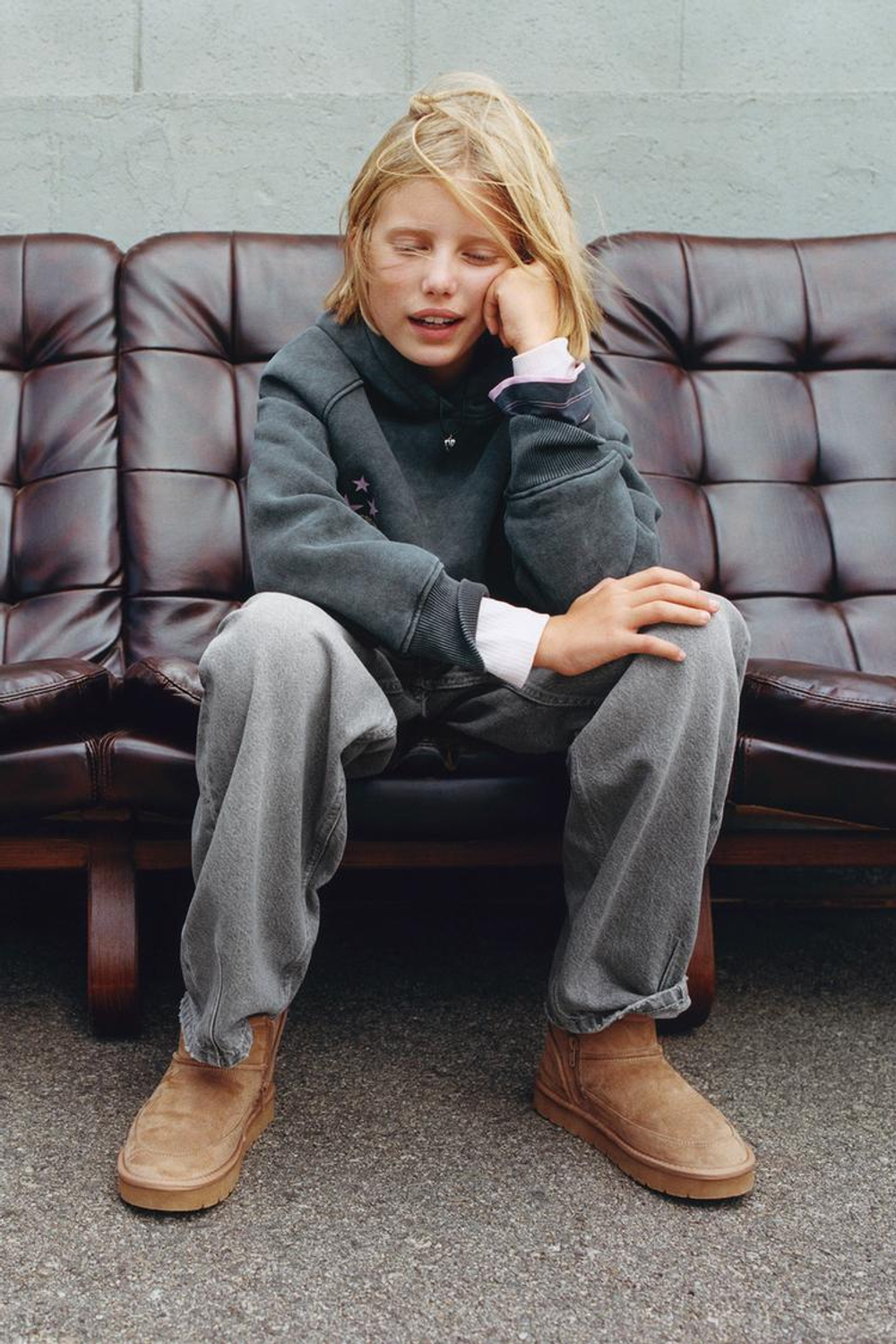 ZARA ТОЛСТОВКА С ЭФФЕКТОМ ПОТЕРТОСТИ С КАПЮШОНОМ И ТЕКСТОМ, АНТРАЦИТОВО-СЕРЫЙ