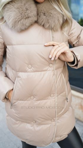 Бежевый пуховик с декоративной молнией и меховым воротником