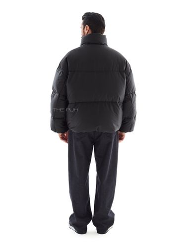 Короткий черный стеганый пуховик