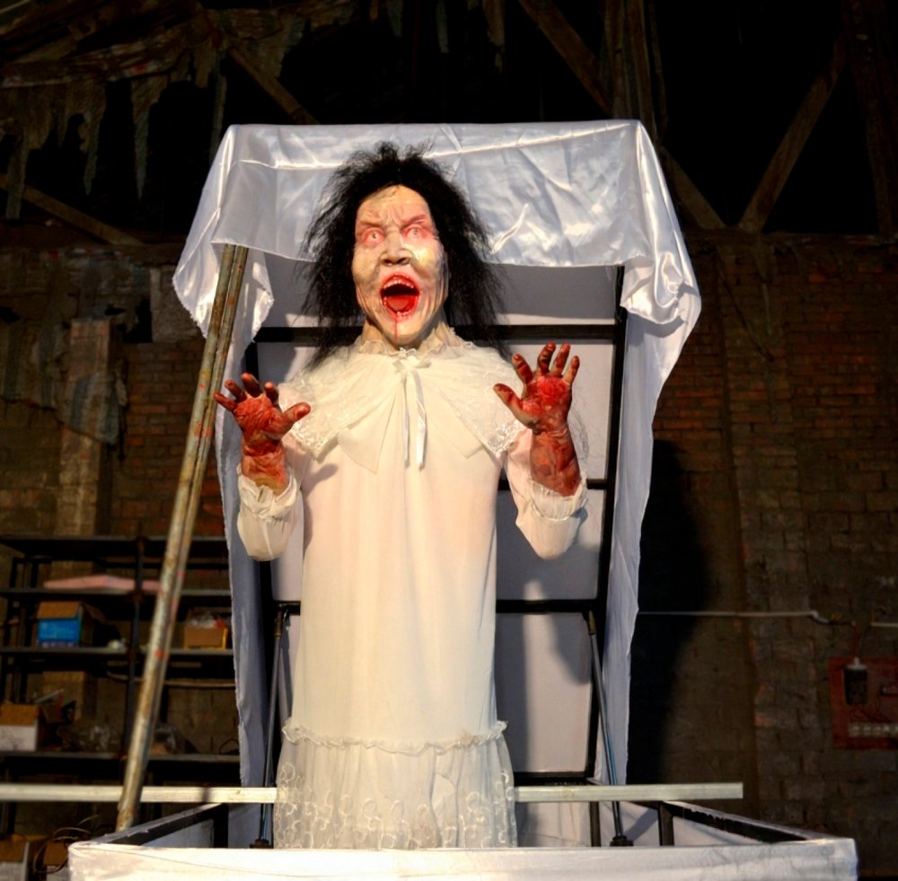 Хоррор-фигура «Ведьма в кровати»