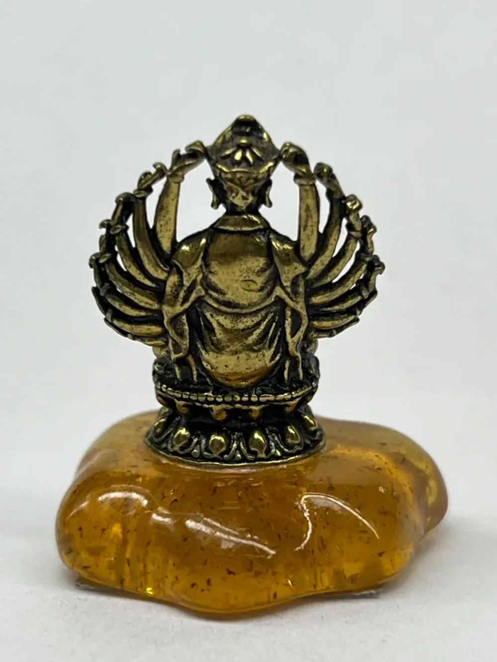 Бронзовая статуэтка на янтаре