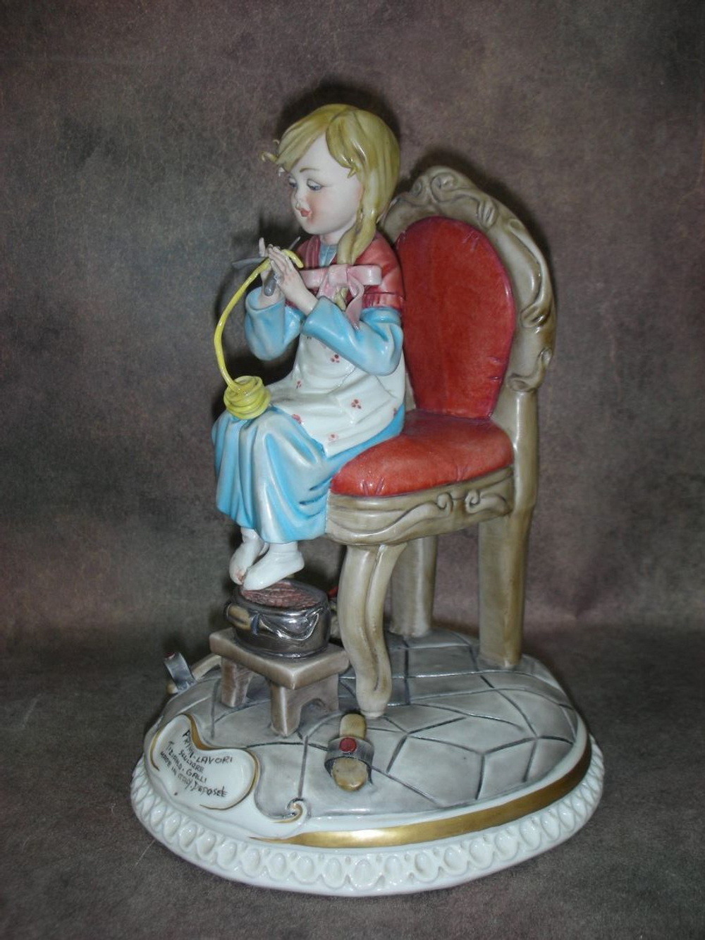 Статуэтка. Фарфор. Ранние работы. Capodimonte. Италия