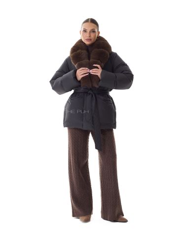 Черный удлиненный пуховик с поясом и меховым воротником