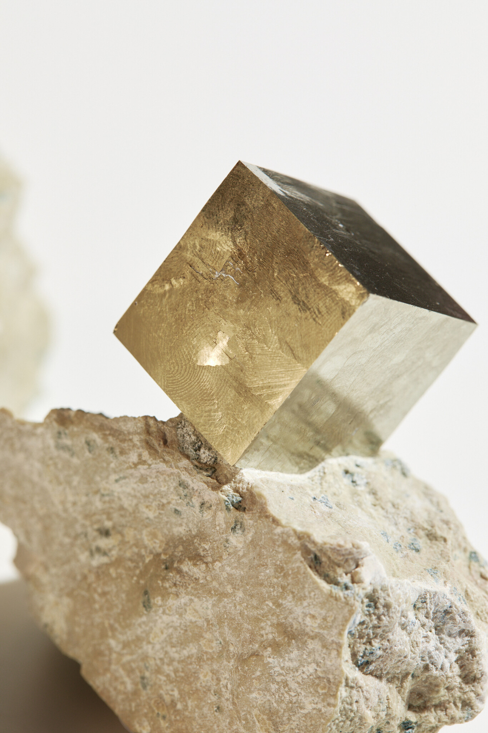 Пирит на породе L