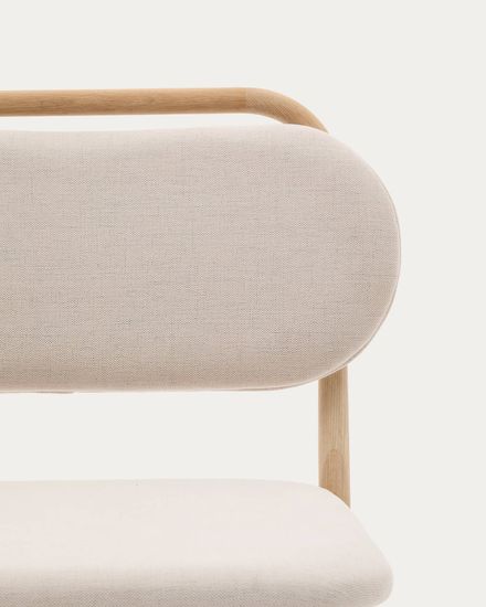 Кресло Helda из бежевого шенилла и массива дуба Испания La Forma