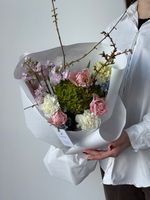 Букет из маттиолы, форзиции, тюльпанов, диантусов и оксипеталума