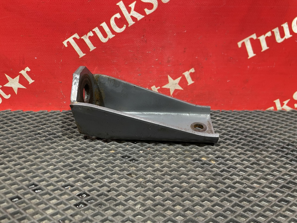 Кронштейн амортизатора переднего