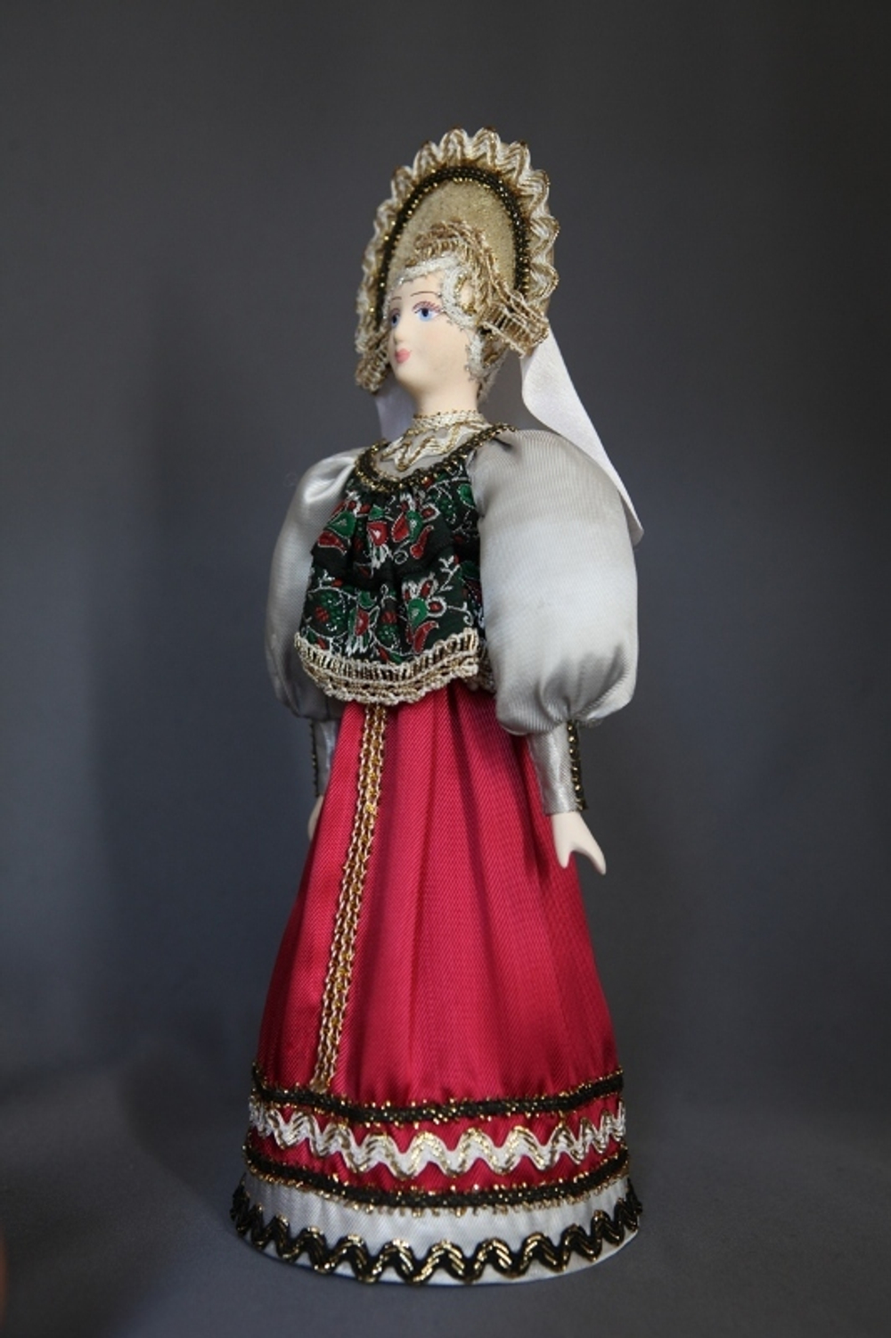 Кукла коллекционная фарфоровая в сарафане, душегрее и кокошнике,19 в. Центральная Россия