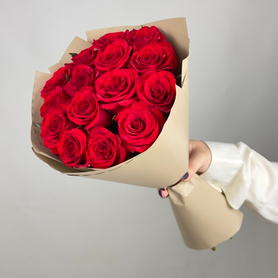 Букет цветов из 15 красных роз Россия 40 см