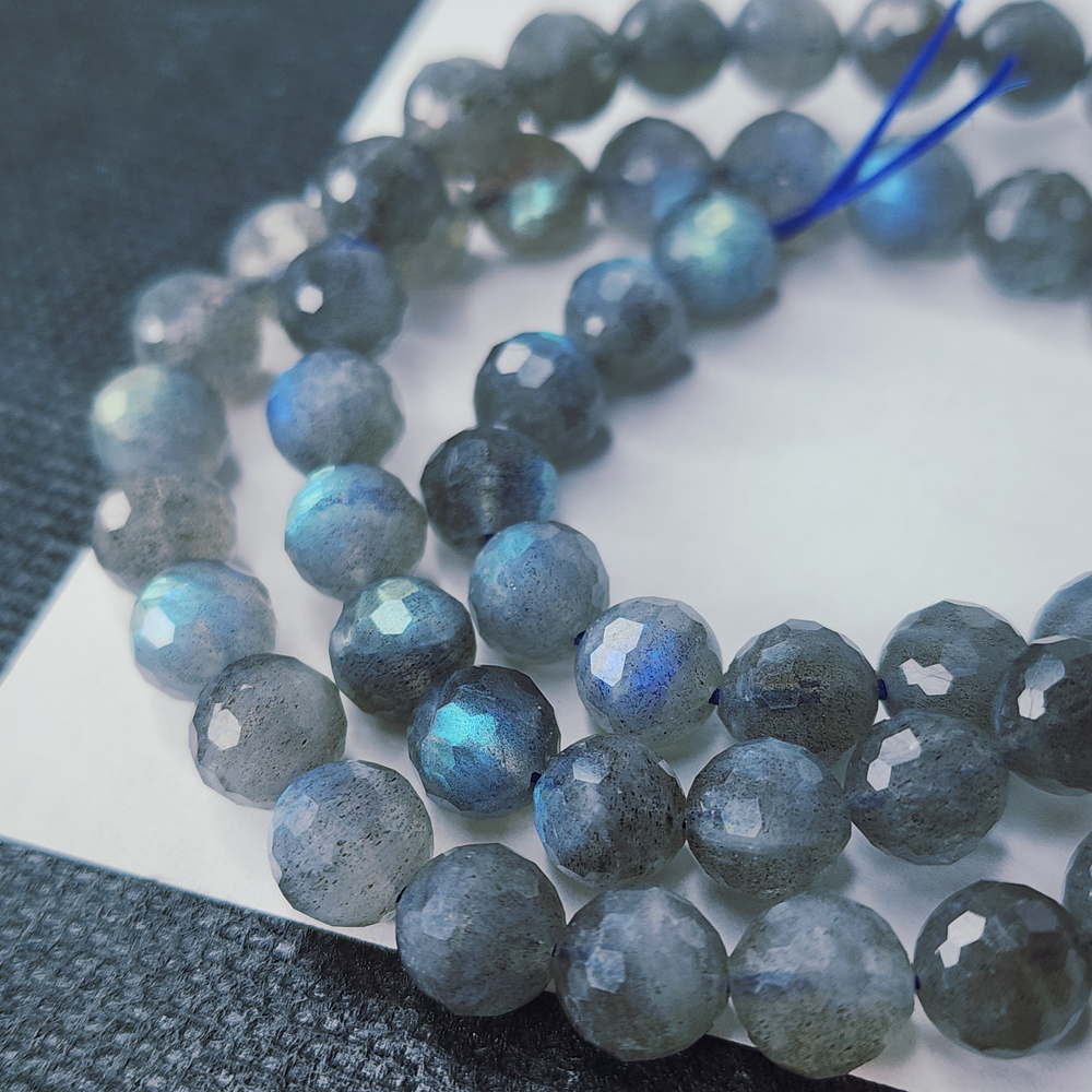 Лабрадор огранка, сверкает, переливается, в каждом иризация, р-р 7.8мм, штучно