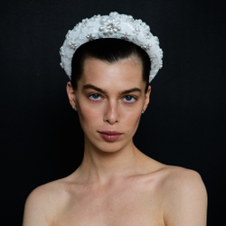 Ободок высокий с декором из жемчуга и камней