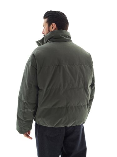 Короткий пуховик цвета хаки