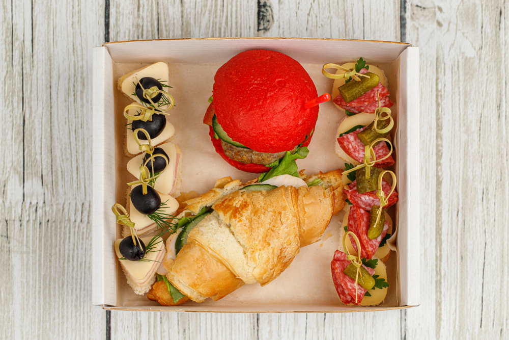 Мини-бокс с круассаном и бургером 330гр.