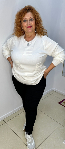 Белый джемпер с латинскими буквами