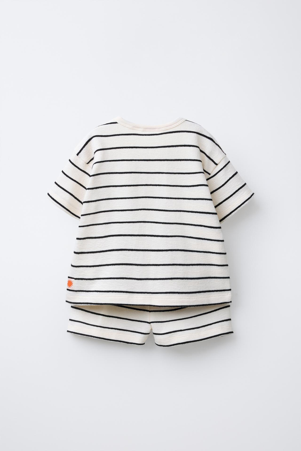 ZARA КОМПЛЕКТ ИЗ ФУТБОЛКИ И ШОРТОВ-ДЖОГГЕРОВ В ПОЛОСКУ, ЭКРЮ